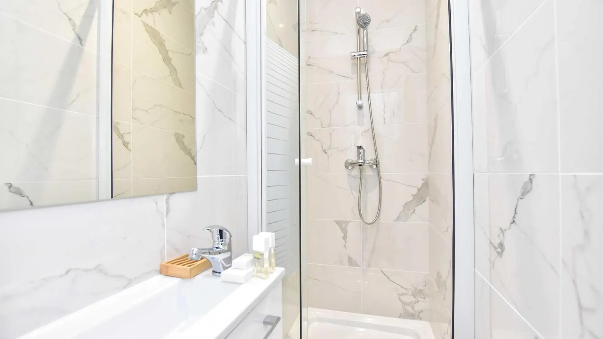Amazing Apartement 4br Menilmontant 아파트